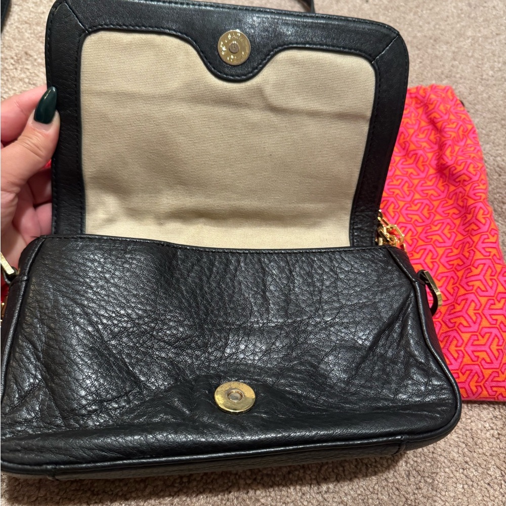 Tory Burch Black Leather Crossbody Bag with Gold Chain - Picture 3 of 4